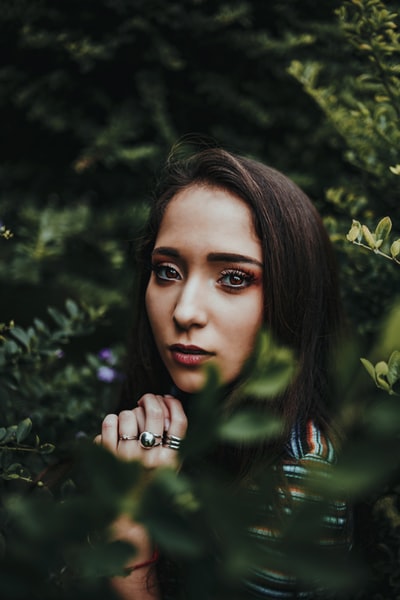 Surrounded by plants in the women's selective focus on photography
